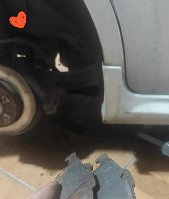 愁死个人!
我家那车的刹车片还是2018年换的，眼瞅着都7年了，跑了6万多公里