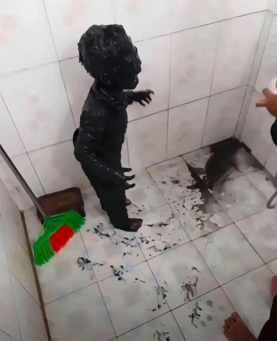 这种情况，到底是先狠狠揍一顿，还是先带去洗一洗呀？！看完真的，每个熊孩子都能把人
