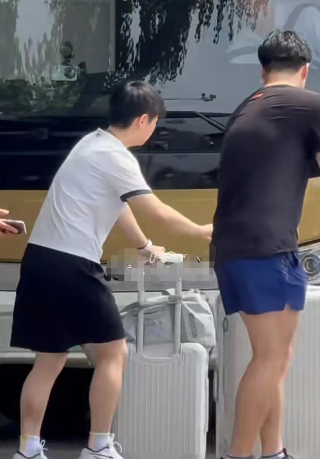 国乒出发了。
美国大满贯，我们来了。
豆包，头哥，还有高远等人拉着行李箱登上大巴