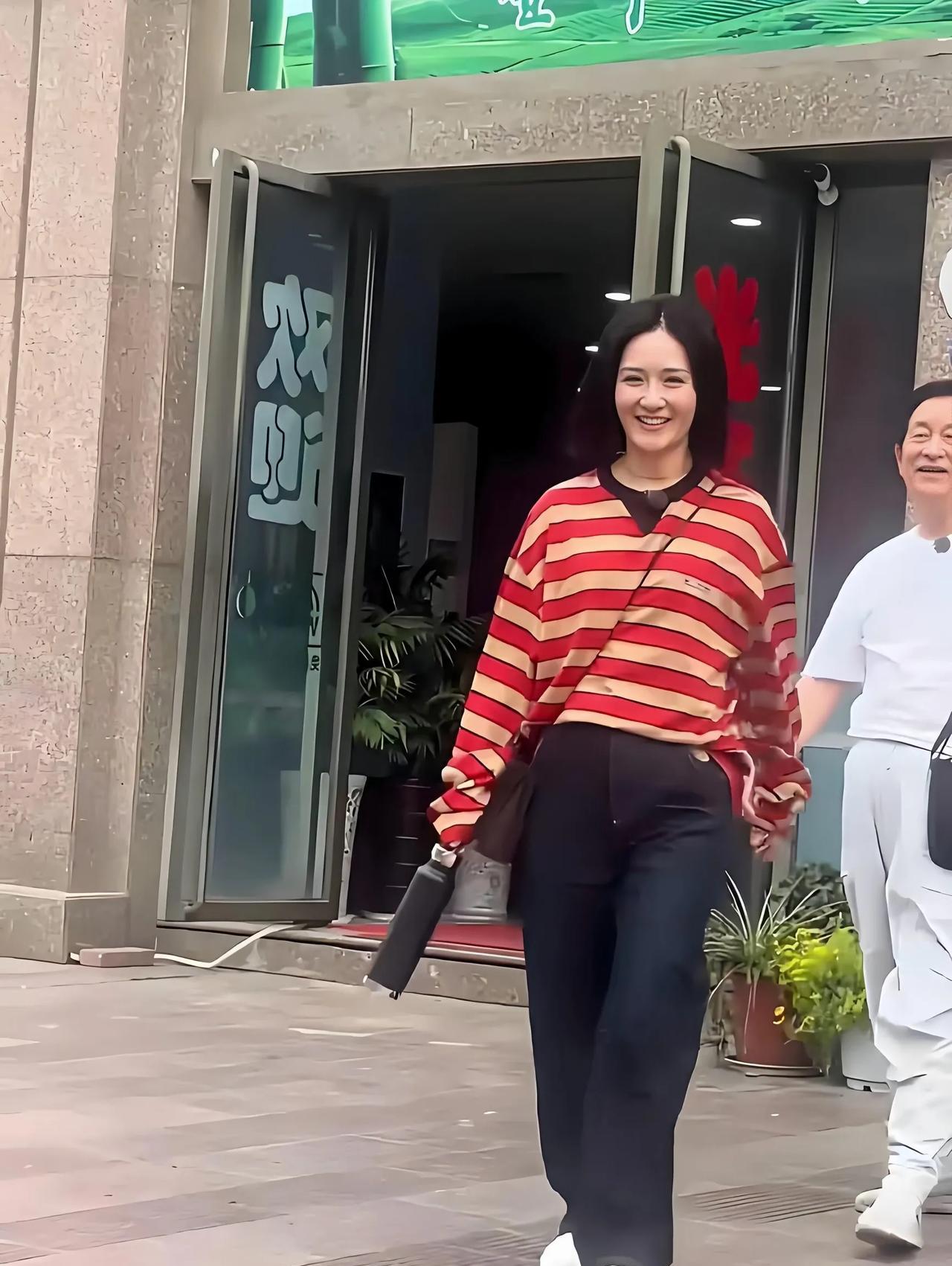 谢娜回老家直接“卸装”！太敢了！
万万没想到！