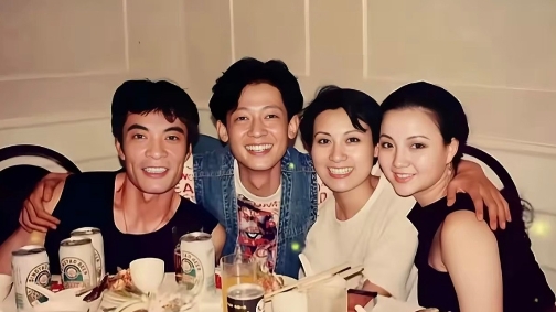 1994年，
刘威、王志文
和两名女生的合影。
不知这 两位女生是谁？
岁月流逝