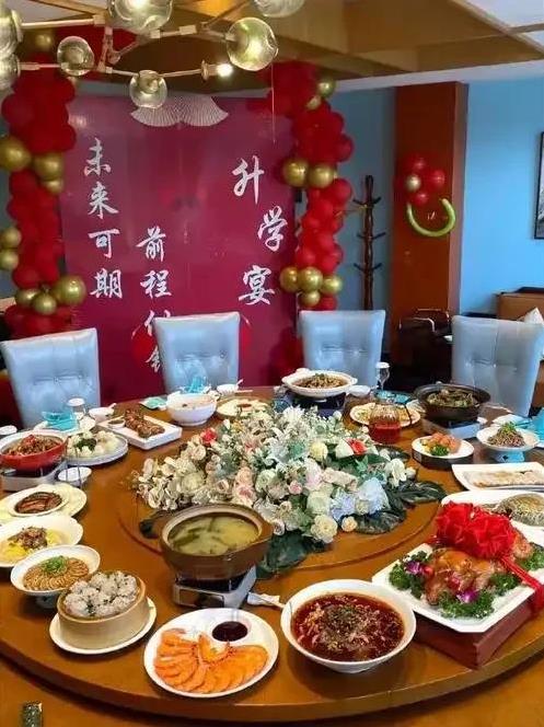#婚礼升学宴# 婚礼升学宴该不该大操大办？仁者见仁智者见智，根据现实情况我认为不