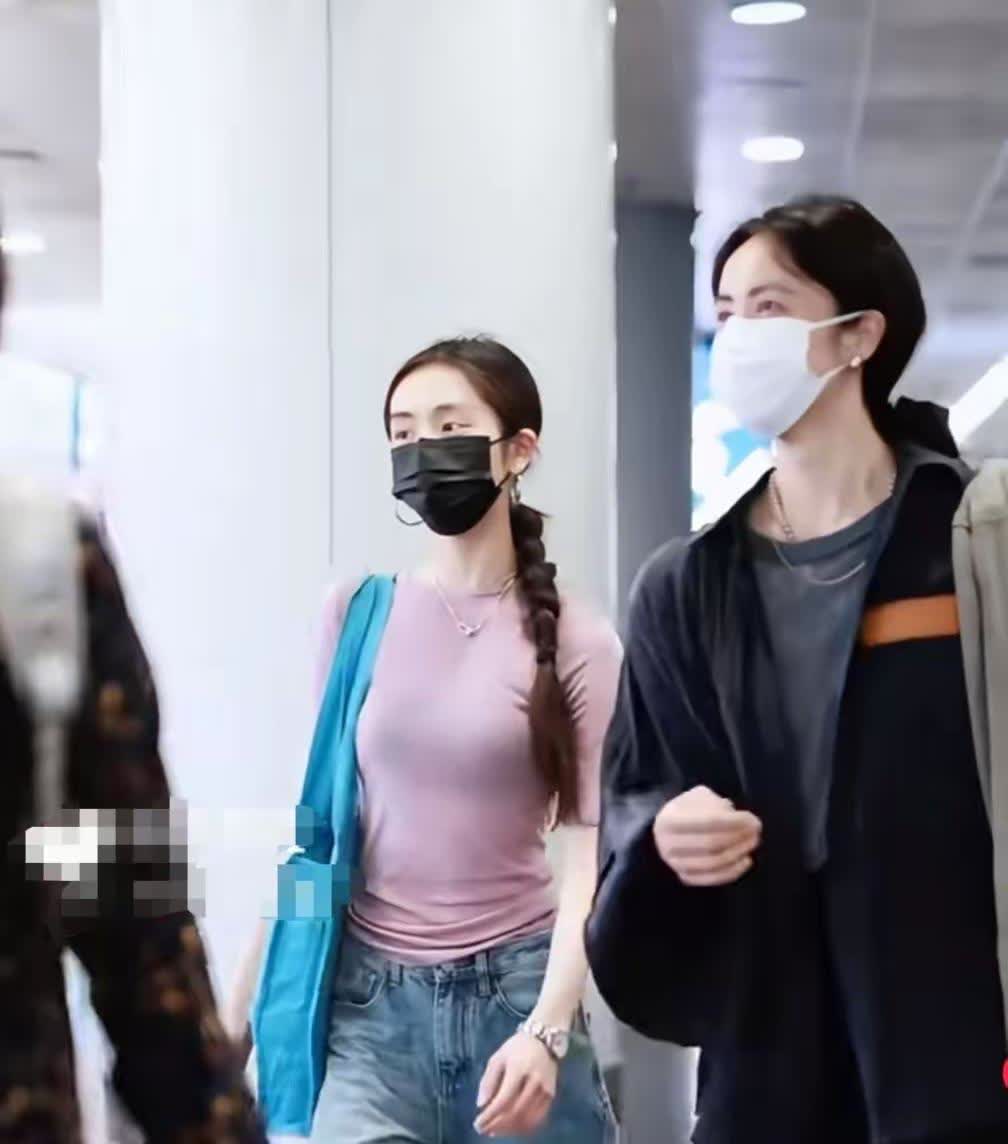 19岁黄多多与妈妈现身机场，手长腿细腰苗条，身材比例超绝