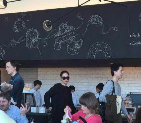 王菲：什么演唱会？勿扰！
只是因为在人群中多看了你一眼，我菲气场三米