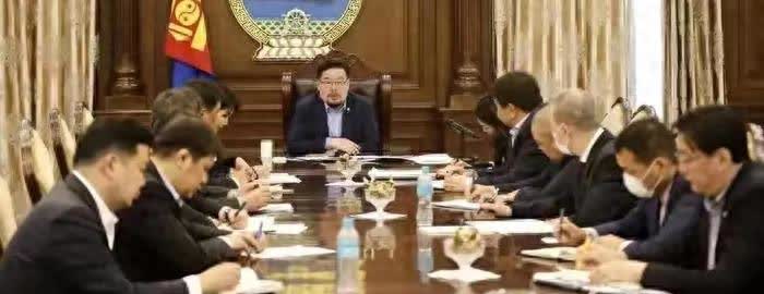 蒙古国乱成一团，20年后谁救谁？
 
最近，蒙古国首都乌兰巴托街头可热闹了，