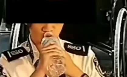 太奇葩了，我们一个中国游客坐飞机过安检的时候，突然发现包里的几百美金丢了。
这