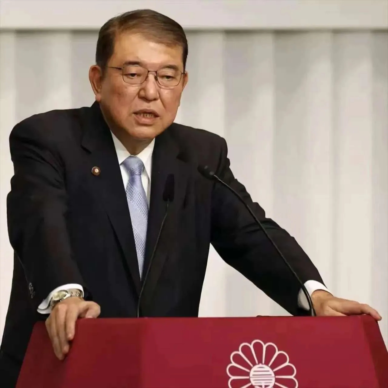 你敢信吗？
 日本首相竟然正式宣布了！
7月21日13点，面对参议院选举的惨败结