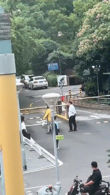 如果小区业委会要求物业公司，不准让非本小区的人进入，那么物业公司只能遵照执行。