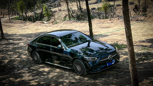 被阳光下的C260L松石绿惊艳到了
晚上看是暗绿色甚至黑色，白天有阳光就是这种b