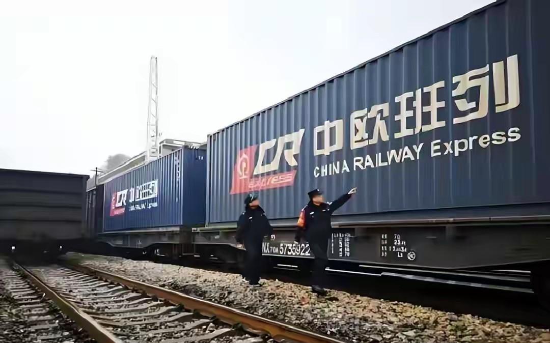 波兰拒绝中欧班列通行，中方开发北极航道，9月试航。
300列中欧班列堵在白俄罗斯