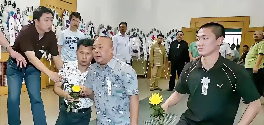 这张代表着郭德纲事业荣辱兴衰，师徒反目的照片，多年后看到，不得不说，“人生如戏，