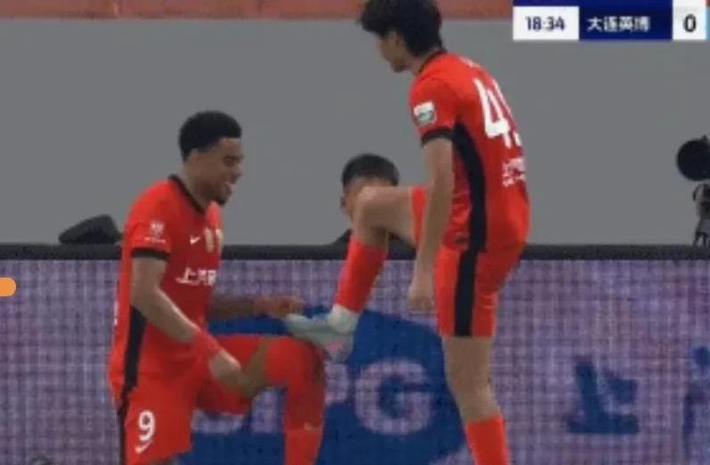点贊穆斯卡特！
点赞李新翔！
上海海港3:0大连英博又一次让穆帅的战术大师再添佐