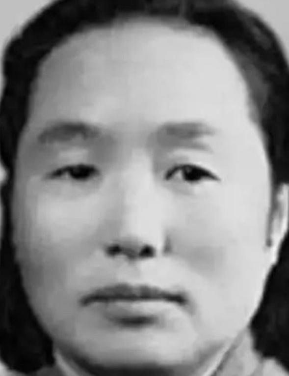 1937年，地主王学文发现一20岁女兵躺在家门口，见四下无人，他一下将女兵扛到了