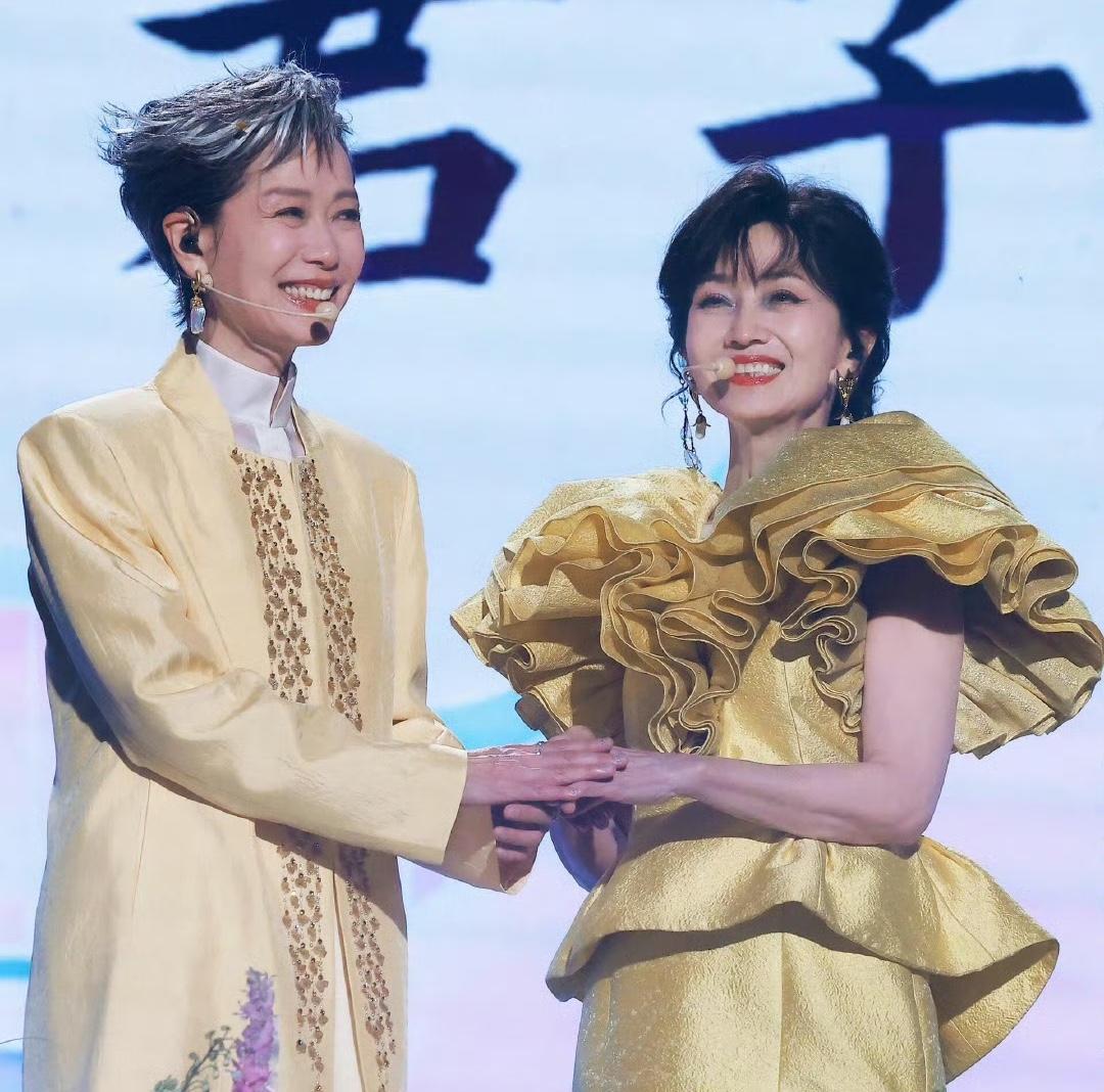 怎么都说叶童赵雅芝闹掰了？
本来新白演唱会，
把很多人怀旧的情怀都唤醒了然后演着