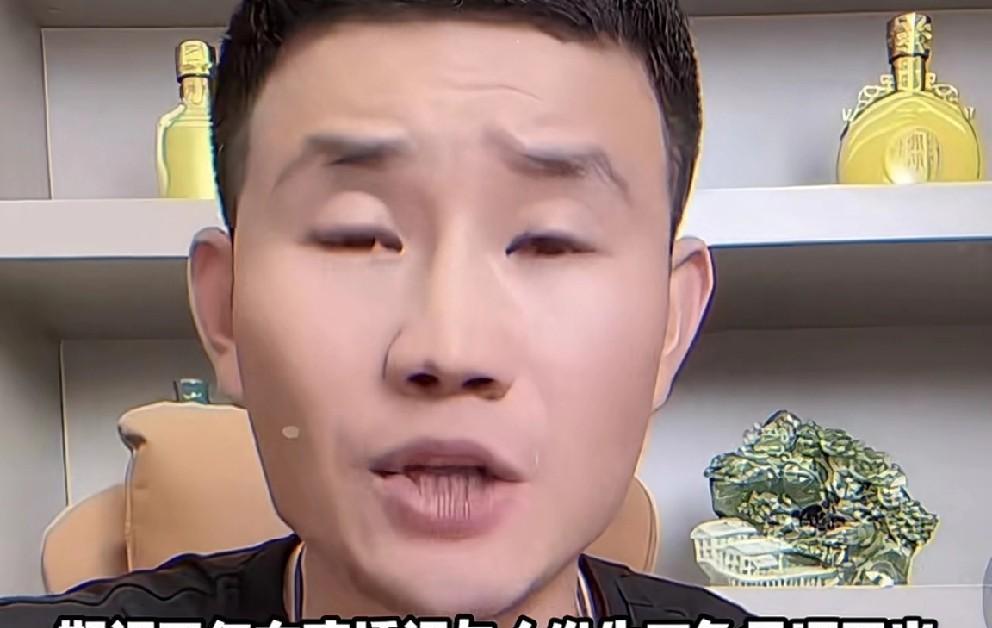 二子爷点评嘎子为什么封号？
     穿着j察的制服，这是神圣不可侵犯的，你随便