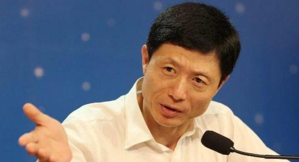 艾跃进提出了一个深刻的问题：“让工人下岗，还要人家从头再来，你们为什么不从头再来