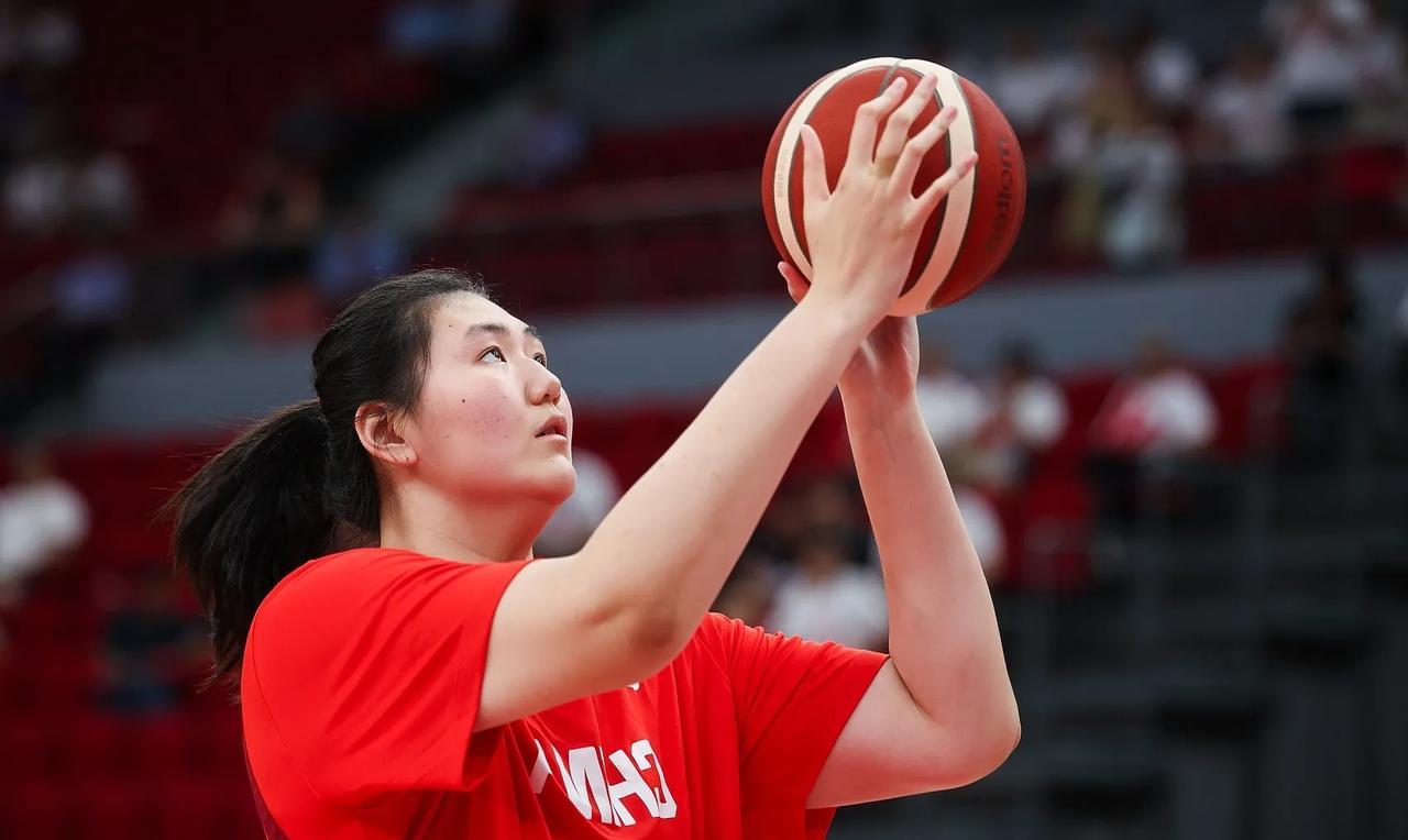 女篮热身赛第3场，罗欣域与张子宇根本不是一个级别！！
罗欣域，出战19分钟，4投