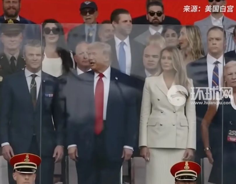 阅兵都得隔着防弹玻璃！这也算是美国特色了，毕竟脑洞大开的总统不少。
图二是懂王带