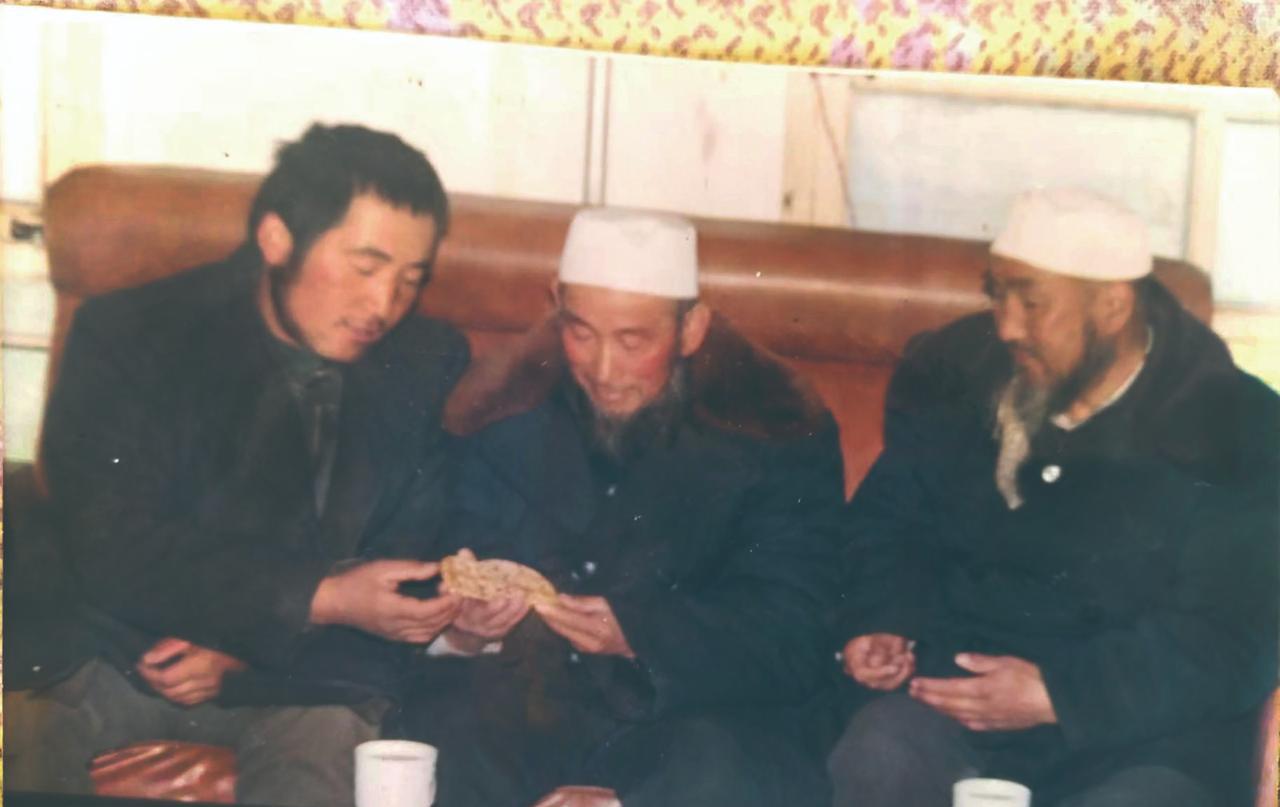 1994年的一天，青海一牧民大白天就把妻子硬拉进屋，并迅速关上了房门，紧接着他掀