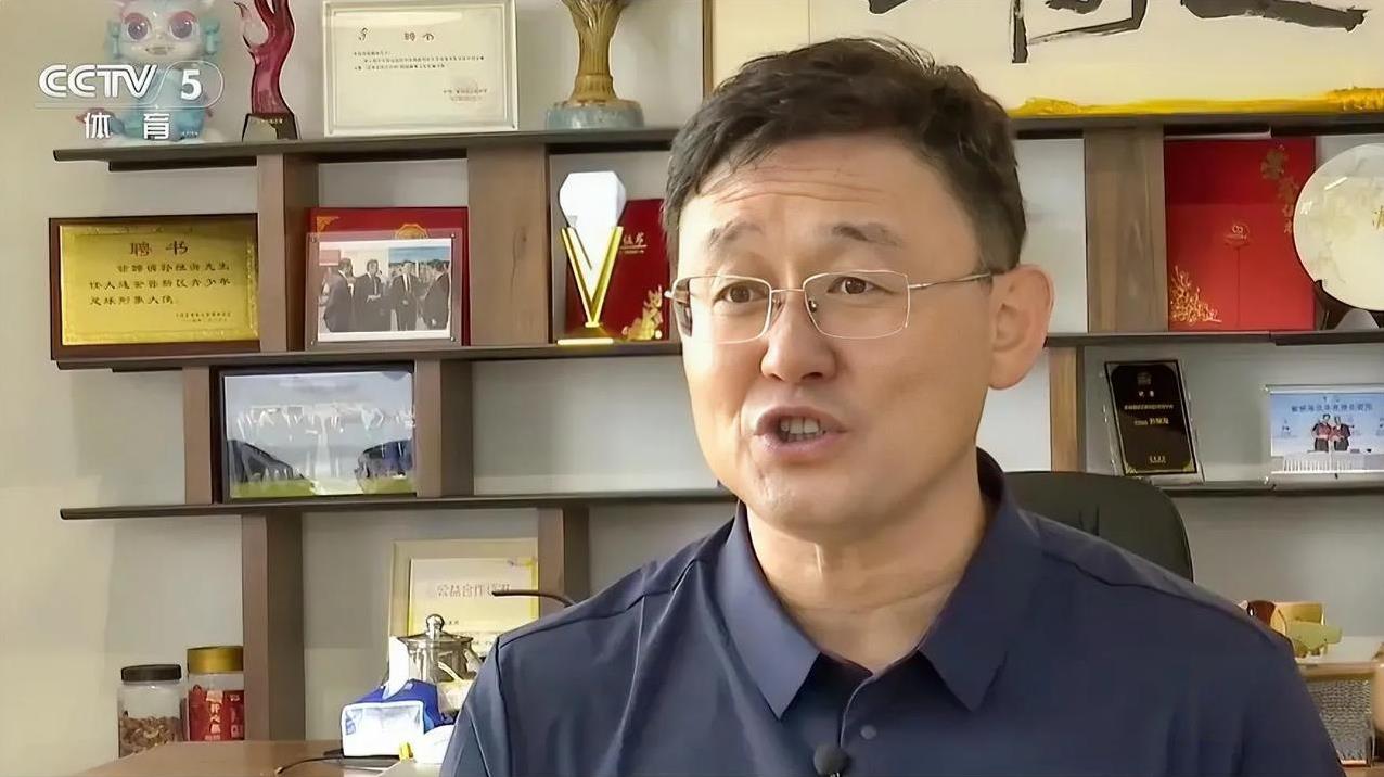 孙继海接受《足球之夜》专访，解释国脚们为何在场上看上去不是很努力，没拼命。
前国