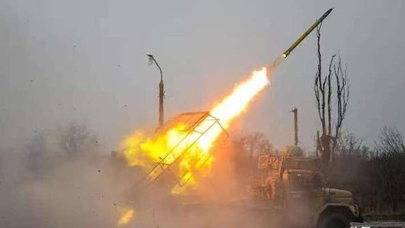 乌军前线集体投降，俄制武器压倒美国装备：西方军人连夜逃离基辅