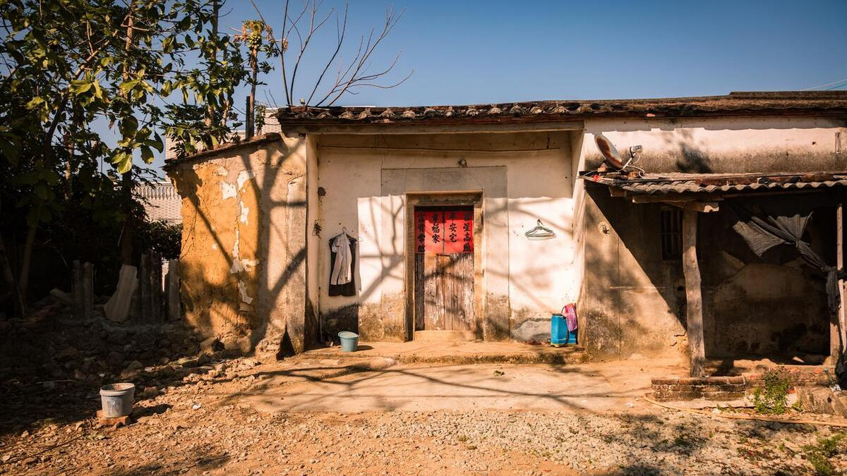 贵州男子霸占邻居祖坟盖房，搬进去新房之后，9个子女非死即残