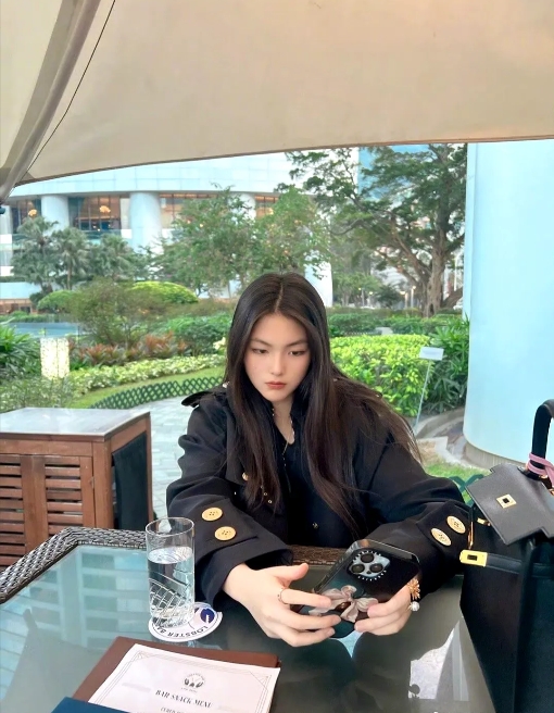 王诗龄越长越瘦，越来越漂亮。

王诗龄吃的东西，大家看出来是什么吗？ 反正我一样