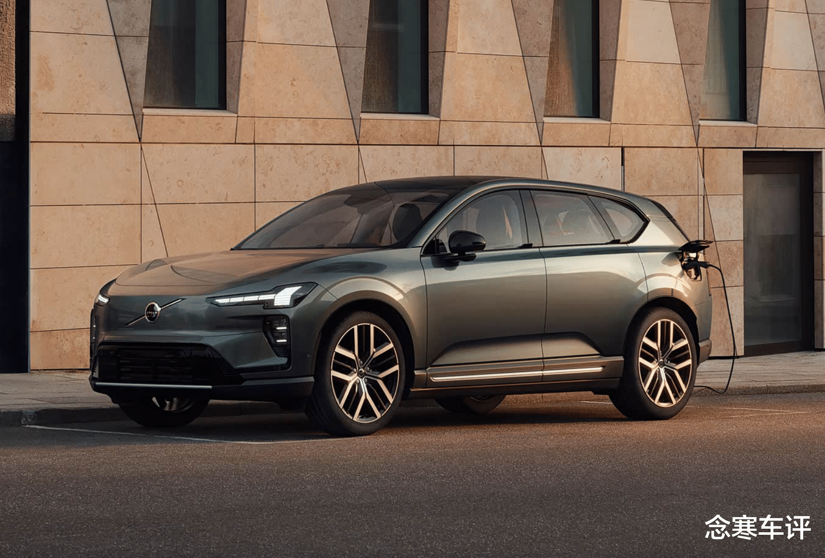 没把BBA放在眼里？沃尔沃新车塞进28个宝华韦健，内饰彻底变