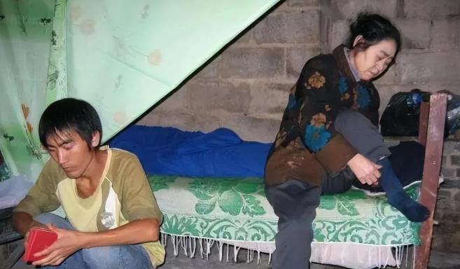 贵州某中学，一男生找校长要复读，校长摇头说：”我都跟你说了4回了，真不行！”突然