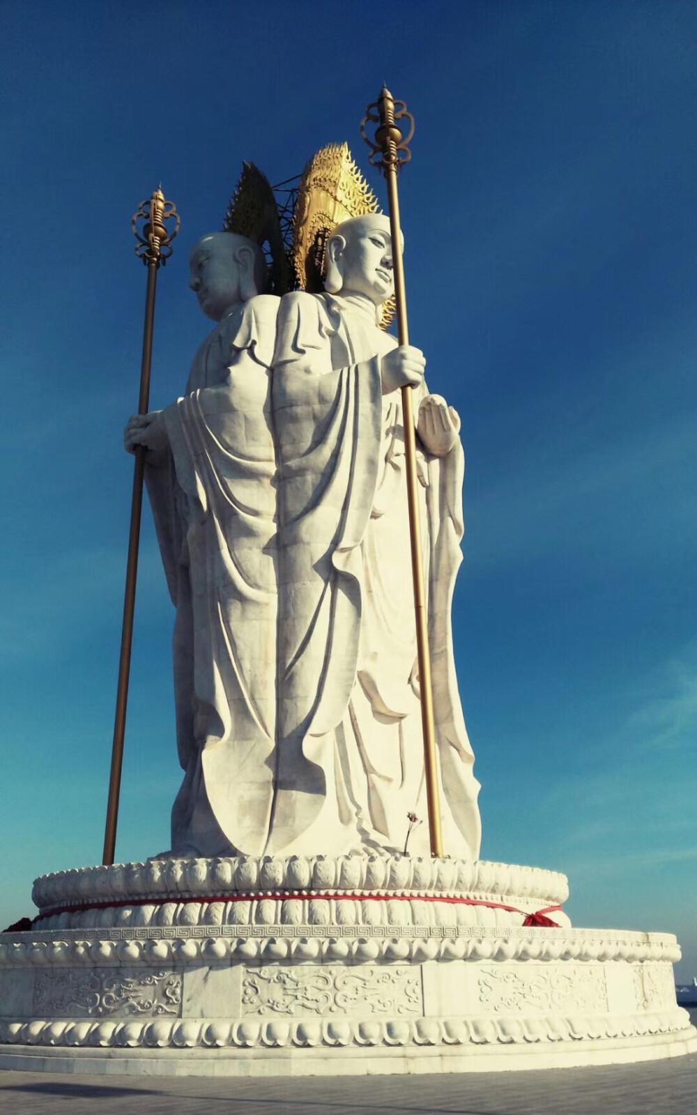 你的心就是你的世界，它塑造了你所看到的一切。当你心怀慈悲，世界便充满了温暖与光明