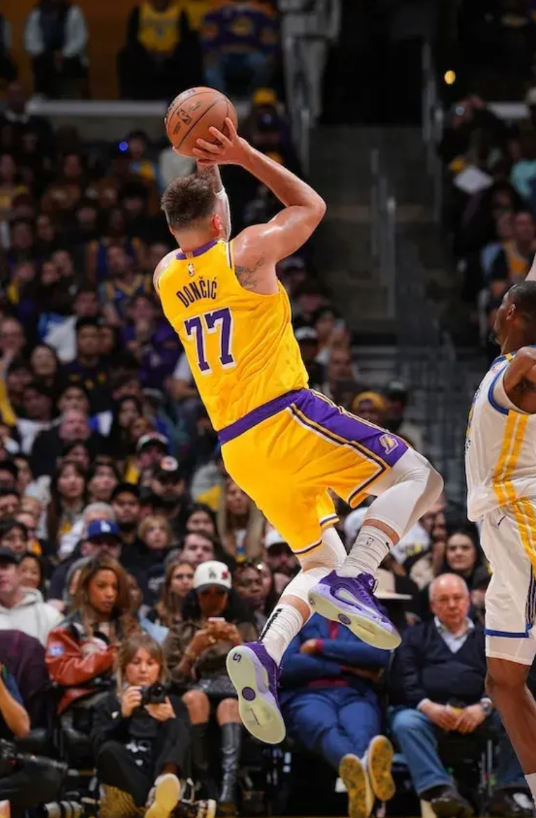 一鸣惊人！东契奇打破库里和詹姆斯长达13年的垄断！NBA官方今日宣布，2024-