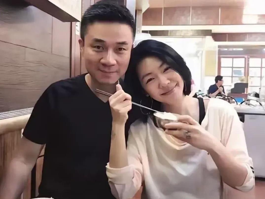 许雅均不会离婚了，大S离世小S凉了，S妈要上战场，唯有许雅均坐等渔翁之利。
S妈
