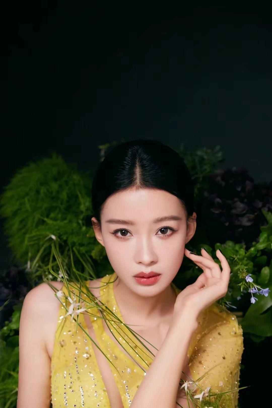  孙怡穿透视裙裸足拍写真，优雅妩媚魅力爆棚