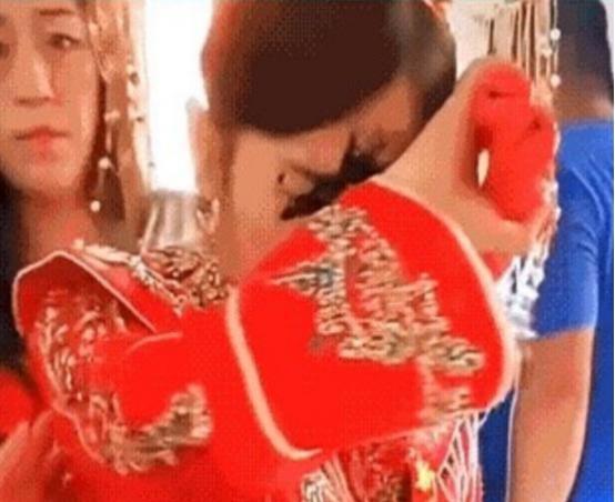 “闹婚变毁婚！”山东济宁一场婚礼上，新娘被伴郎泼了一脸墨汁，婚礼服上也弄了几块黑