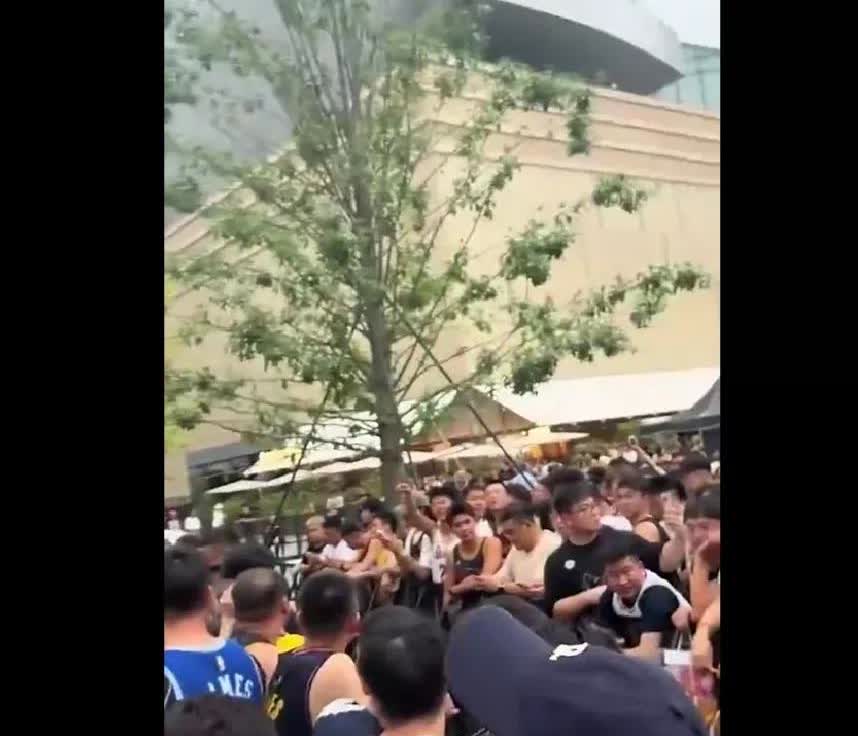 杀人诛心呀，现场问有没有詹黑？
詹姆斯中国行第二站成都，今天成都大雨但是依旧挡