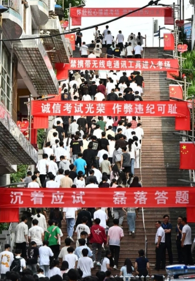 高考迎来坏消息，近200万考生“本科名额”或被挤掉？
高考圈有个让人揪心的消息，