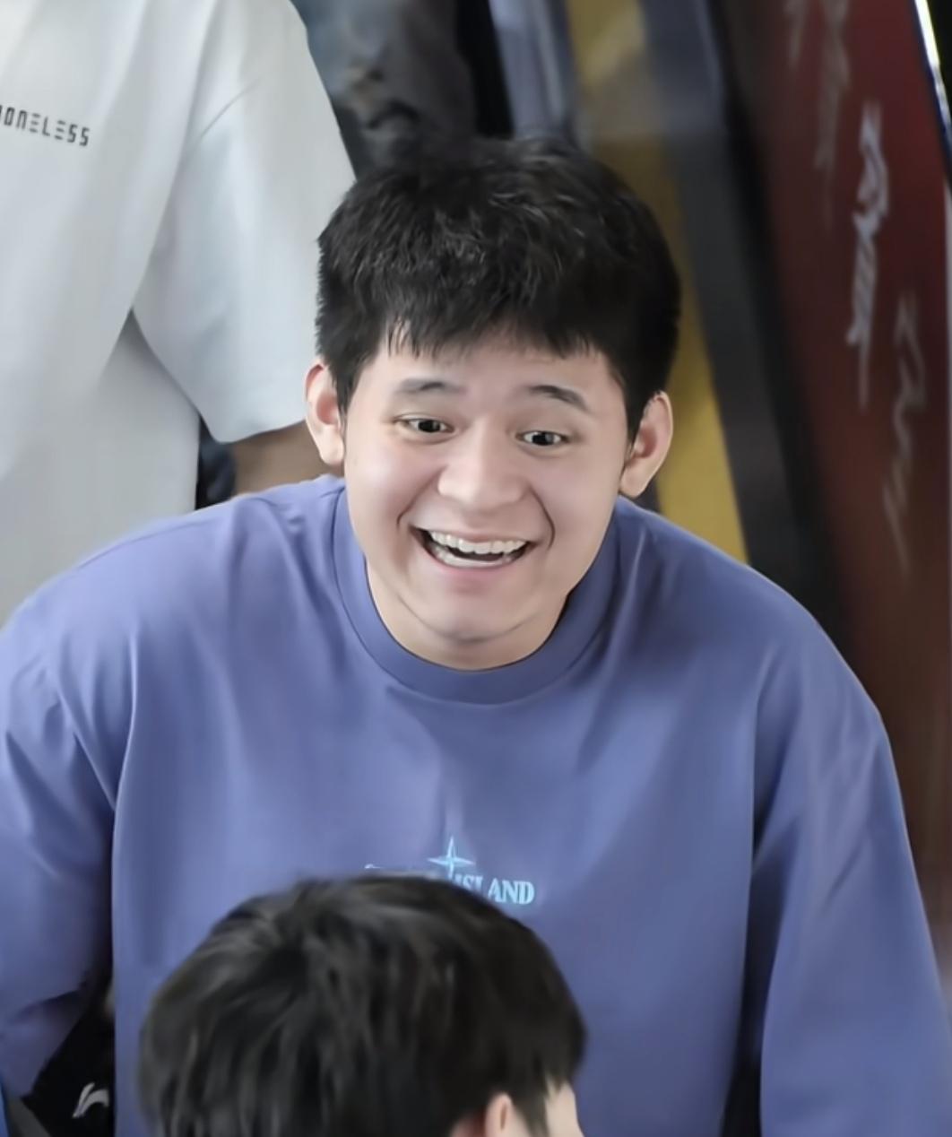 小石头在电梯上，跟前面有黄友政不知道在说什么，两个人都开心的大笑起来。
小石头笑