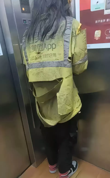 刚点了一个外卖，外卖送达后看到这身衣服，顿时没了胃口，直接拿来喂宠物狗了
