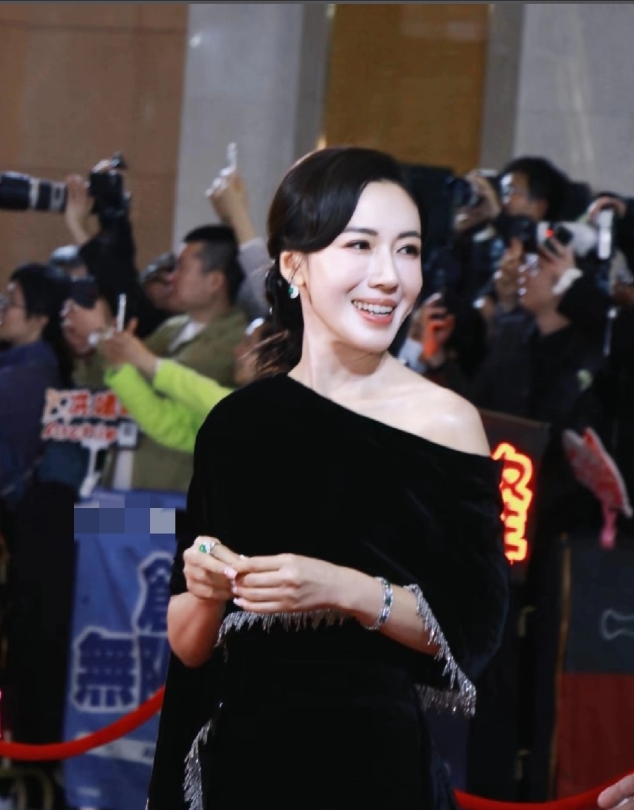 心疼李施嬅，一个奖都没有，和她演的角色一样。有实力，不受待见，她确实也是实力强劲