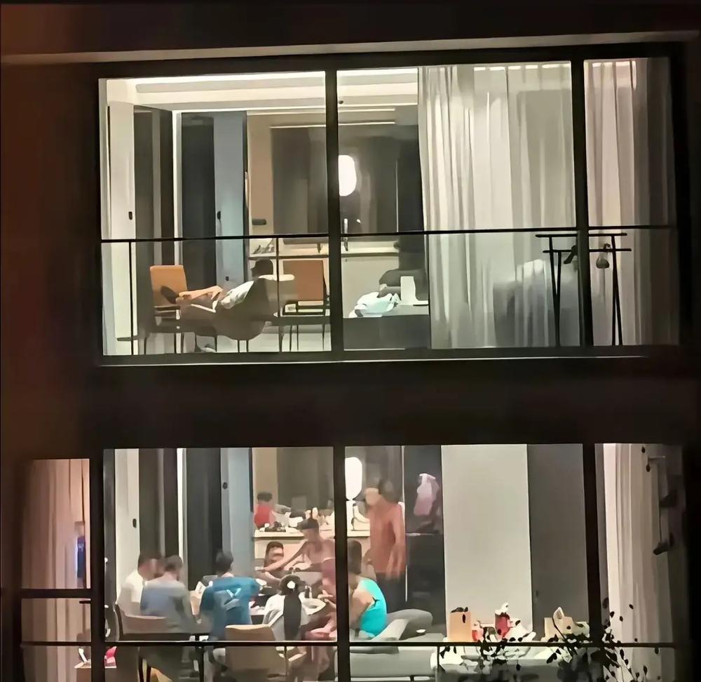 你喜欢楼上还是楼下的生活？如果喜欢楼上的清静，说明你老了，喜欢楼下的热闹，说明你