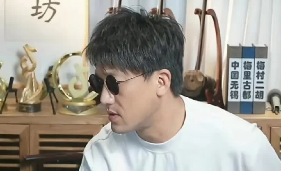 辽宁家乡重要演出！二饼透露歌曲风格与拍摄新动态

二饼在直播间透露回家乡辽宁