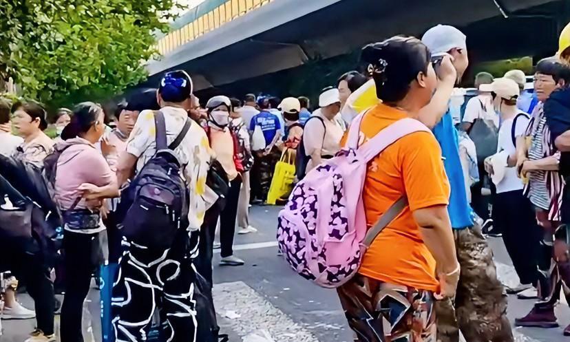 劳务市场观察老王，分析劳务市场为农民工带来就业的希望。
劳务市场就业门槛很低，不