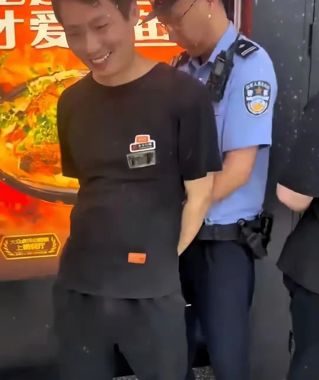 男子频繁骚扰15岁未成年女孩，报警后却露出轻蔑的笑，不以为然！
15岁女孩在烤