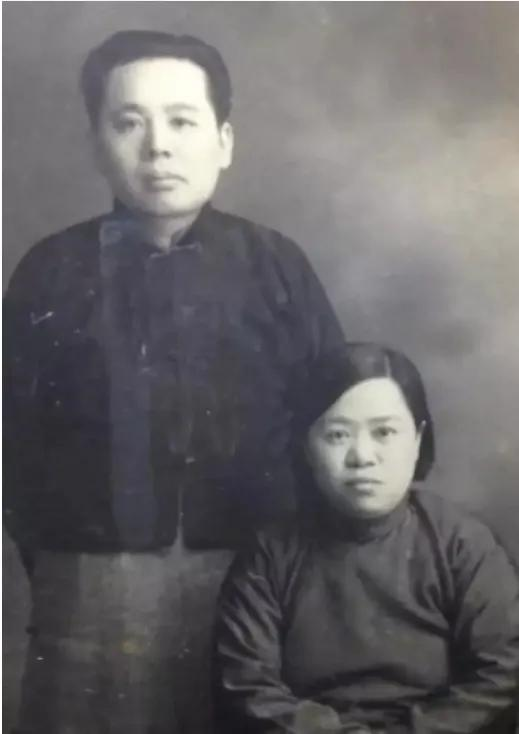 1913年，18岁的张恨水被母亲安排了一门婚事。他见了一眼新娘很满意。新婚夜，他