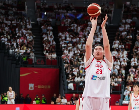这简直是女版奥尼尔，太强了

北京时间6月13日，2025中国女篮系列热身赛临沂