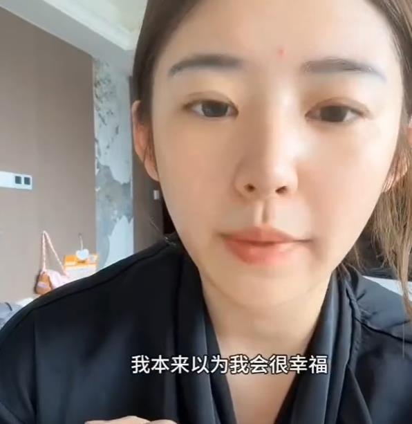 #黄一鸣说自己在家里没有尊严# “捞女”黄一鸣直播称自己在家里没有尊严。搬到新家