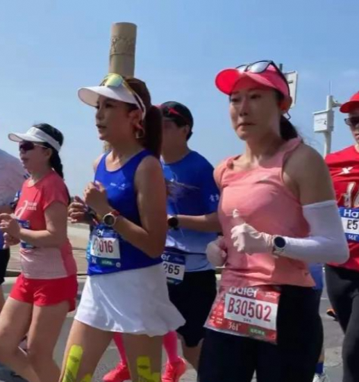 朱迅青岛马拉松：51岁主持人的毅力与低调之旅
