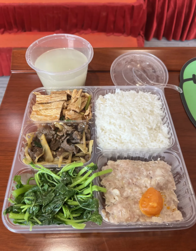 工厂食堂开饭了，五块钱一份，便宜吗