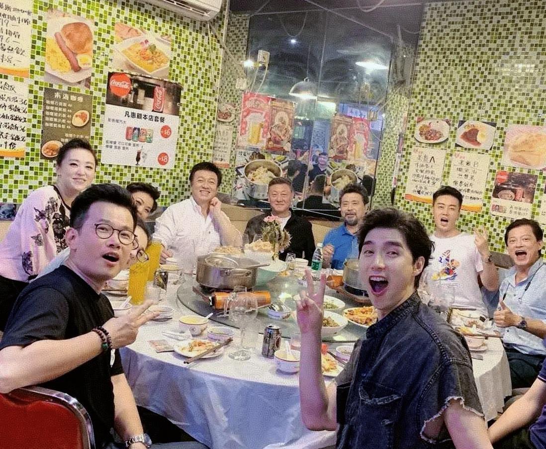 【歌唱家的烟火气：张也吕继宏韩磊围炉夜话】[比心][比心]
7月26日周末傍晚，