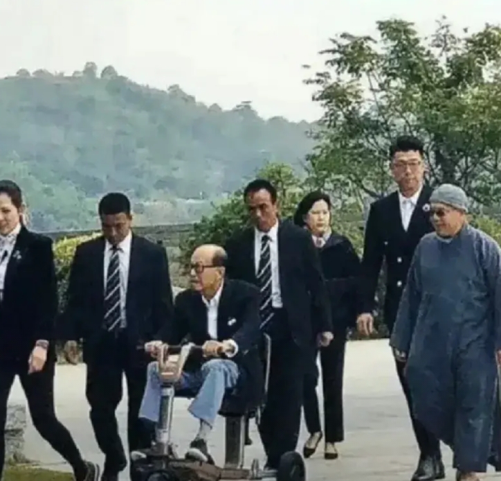 近来，“李老”（李嘉诚）烦心之事一大堆、接踵而至、接二连三：长子李泽钜被踢出香港